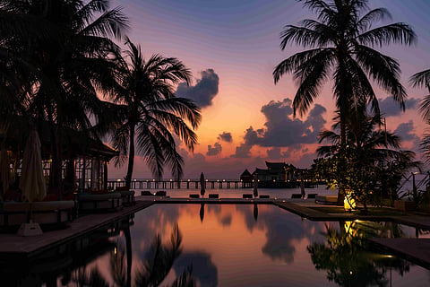 OZEN RESERVE BOLIFUSHI - Main Pool Sunset 3 (1)