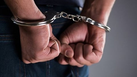 12 held after raid at gambling den in Nagpur; 2 cops suspended, 1 transferred