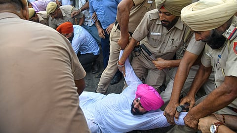 AAP protests against BJP in Punjab over 'tardy' paddy lifting, police use water cannons