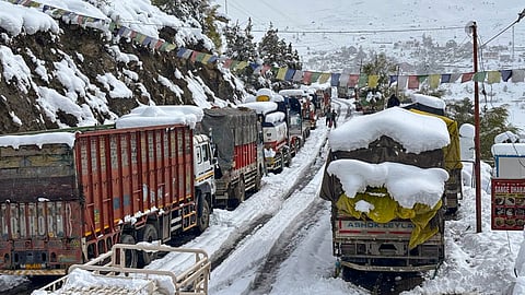 Snowfall continues in higher reaches of Himachal, Manali-Leh road blocked