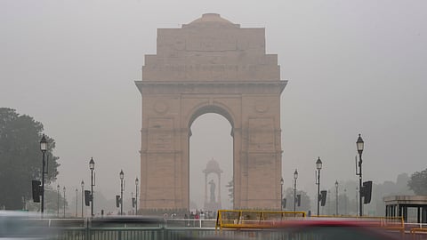 Delhi's air quality remains 'very poor' with AQI over 370 as thick smog blankets the capital