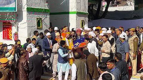 Rijiju offers chadar at Ajmer Sharif Dargah on behalf of central govt