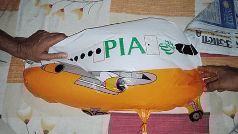 Security forces recover 10 balloons carrying Pakistani flag in Kashmir close to LoC