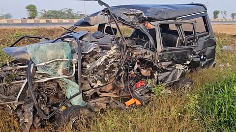 Four dead, two injured in Nandyal highway collision