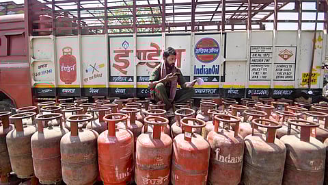 Govt raises commercial LPG supply to 70% of pre-war demand, prioritises key industries