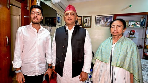 Akhilesh meets Mamata in Kolkata, pledges support for opposition unity
