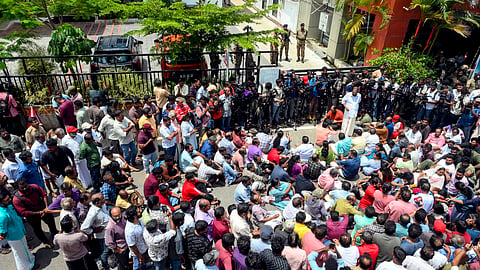 CPI(M) workers attack ED convoy, vehicles vandalised outside Vijayan residence during raid