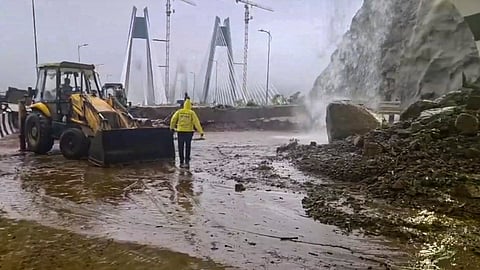 Missing Link reopens for Mumbai–Pune traffic after landslide; Pune–Mumbai diversions continue