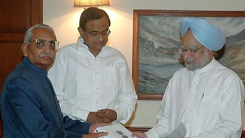 Justice MS Liberhan presents Babri Masjid demolition inquiry commission report to the then Prime Minister Manmohan Singh on June 30, 2009