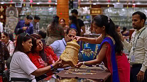 ಅಕ್ಷಯ ತೃತೀಯ... ಬೆಂಗಳೂರಿನ ಎಂ.ಜಿ ರಸ್ತೆಯಲ್ಲಿರುವ 'ನವರತನ್' ಆಭರಣ ಮಳಿಗೆಯಲ್ಲಿ ಅಕ್ಷಯ ತೃತೀಯ ಮುನ್ನಾ ದಿನವಾದ ಮಂಗಳವಾರ 3.5 ಕೋಟಿ ಬೆಲೆಬಾಳುವ 3 ಕೆ.ಜಿ ತೂಕದ ಚಿನ್ನದ ಕಿರೀಟ ಖರೀದಿಯಲ್ಲಿ ತೊಡಗಿರುವ ಮಹಿಳೆಯರು.