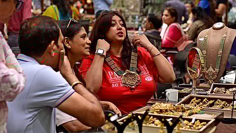 ಅಕ್ಷಯ ತೃತೀಯ... ಬೆಂಗಳೂರಿನ ಎಂ.ಜಿ ರಸ್ತೆಯಲ್ಲಿರುವ 'ನವರತನ್' ಆಭರಣ ಮಳಿಗೆಯಲ್ಲಿ ಅಕ್ಷಯ ತೃತೀಯ ಮುನ್ನಾ ದಿನವಾದ ಮಂಗಳವಾರ ಆಭರಣ ಖರೀದಿಯಲ್ಲಿ ತೊಡಗಿರುವ ಮಹಿಳೆಯರು