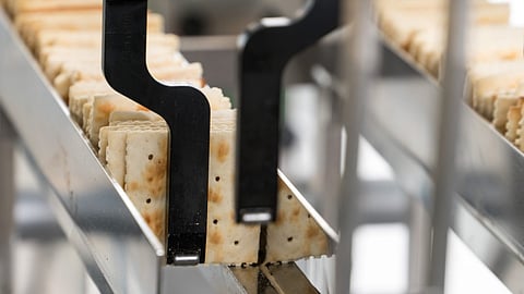 The crackers are reliably processed and packaged. The solution features particularly gentle handling and hygienic design.