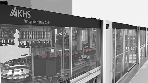 The packaging machine bundles beverage cans to form a stable pack with the help of a cardboard topper clipped onto the upper rim of the can.