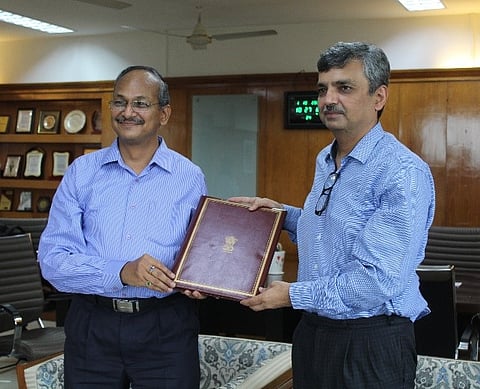 Arun Singhal, chief executive officer, FSSAI and Manoj Joshi, special secretary, MoFPI exchanging the MOU
