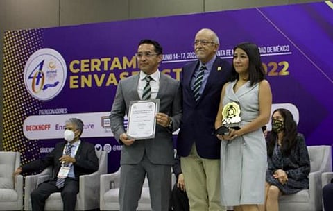 Érika Méndez, brand manager at Alpura, and Jesús Navarro, marketing director for Mexico, Central America & the Caribbean at SIG, received the awards on behalf of both companies.