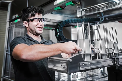 Thanks to the intuitive design, operators can reach important components – like the blanks magazine shown here – easily and quickly.