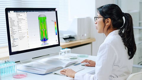 The digital twin uses computational fluid dynamics (CFD) to simulate cell behavior in bioreactors along oxygen and nutrient supply gradients inside the tanks.
