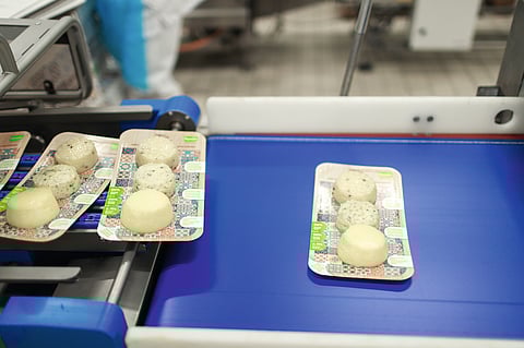 Resource-saving FlatSkin packaging for cheese Striking packs based on product carriers with typical Portuguese tile prints