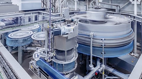 High speed redefined: with an output of up to 90,000 PET bottles per hour, KHS has beaten its previous record.