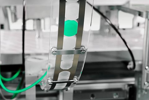 The integrated valve applicator applies degassing valves via ultrasonic sealing. For fully recyclable coffee packaging, Syntegon offers the VIS 10F degassing valve, which has been certified as recyclable across Europe.