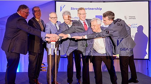 The starting signal for the new GEA high-temperature heat pump was given by Flemish minister-president Matthias Diependaele (3rd from left), Hans-Peter Gai, Chief Operating Officer of Südzucker Group (3rd from right) and Kai Becker, Chief Executive Officer of GEA Heating & Refrigeration Technologies (right), among others.