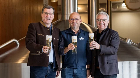Cheers! Elmar Bentele, Wolfgang Sigg (both from Edelweißbrauerei FARNY) and Paul Locherer (Managing Director of Osker und Elisabeth Farny-Stiftung) presented their 11th beer variety in February 2025: an alcohol-free Kristall-Weizen produced with GEA AromaPlus.