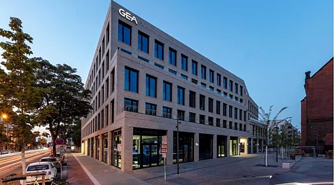 The new GEA headquarters in the “maxfrei” urban district in Düsseldorf-Derendorf – an architectural landmark in the heart of a lively neighborhood.