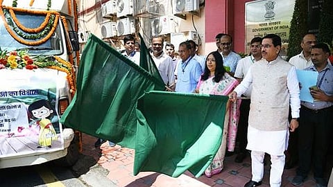 Union Food and Consumer Affairs Minister flags off vans selling subsidized onions at Rs 24 per kg