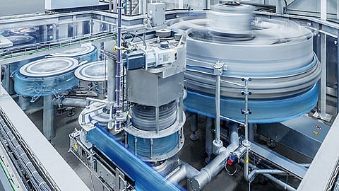 High centrifugal forces -
Different centrifugal forces act on the product in the bottle as it passes from the filler to the transfer star and capper.