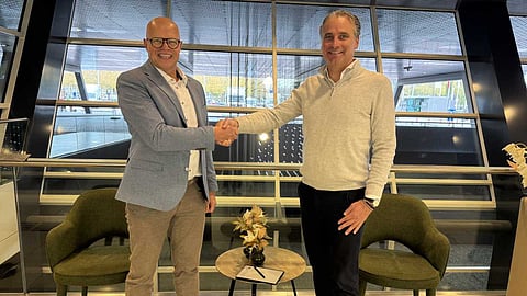 Edwin Telgenkamp, GEA Account Manager Sales (left), and Daniel Bindels, CEO of I&L Biosystems GmbH (right), seal the cooperation agreement.