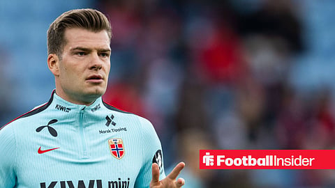 Alexander Sorloth warming up for Norway in light blue training gear