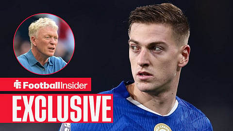 Football Insider exclusive as Chelsea striker Liam Delap stares towards Everton manager David Moyes, who looks concerned in a circular inset.