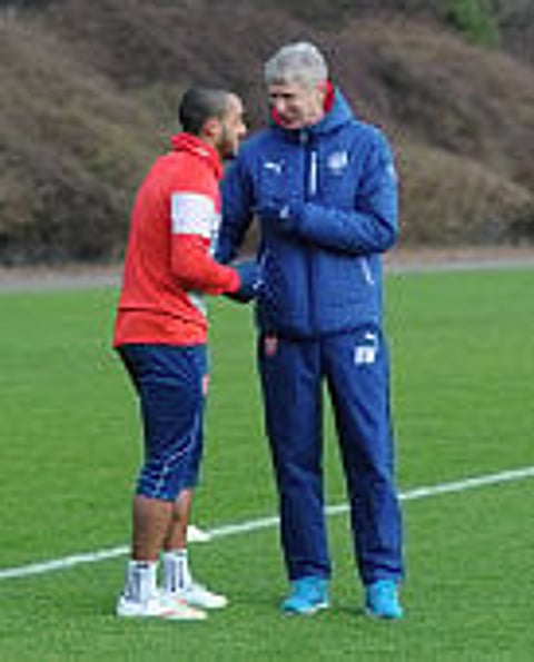 Chelsea and Liverpool monitor Theo Walcott contract talks as he seeks £130,000-a-week deal