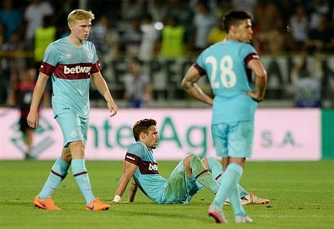 West Ham could lose right-back as he undergoes trial at London rivals - report
