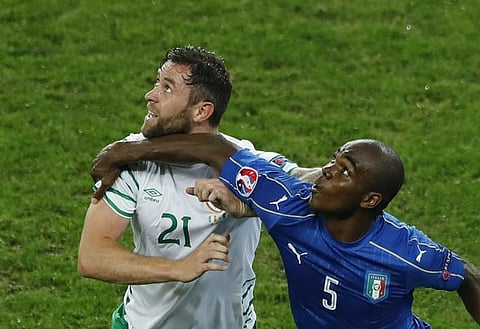 Football Soccer - Italy v Republic of Ireland - EURO 2016 - Group E - Stade Pierre-Mauroy, Lille, France - 22/6/16
Italy's Angelo Ogbonna in action with Republic of Ireland's Daryl Murphy
REUTERS/Benoit Tessier
Livepic