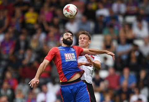 Britain Football Soccer - Fulham v Crystal Palace - Pre Season Friendly - Craven Cottage - 30/7/16
Crystal Palace's Mile Jedinak challenges for the ball
Action Images via Reuters / Tony O'Brien
Livepic