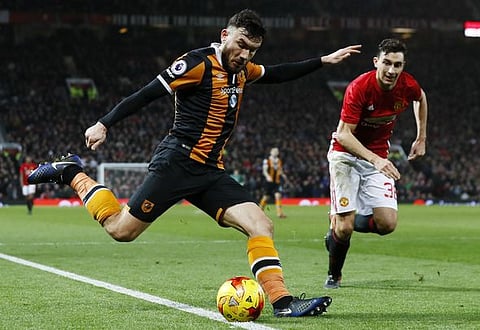 West Ham fans react on Twitter as PL midfield star reportedly signs