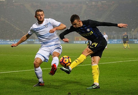 Football Soccer - Inter Milan v Lazio - Italian Serie A - San Siro Stadium, Milan, Italy - 21/12/2016. Inter Milan's Ivan Perisic (R) and Lazio's Stefan De Vrij fight for the ball. REUTERS/Alessandro Garofalo