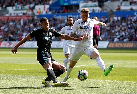 Manager confirms PL stalwart's price tag after West Ham and Celtic reportedly seek swoop