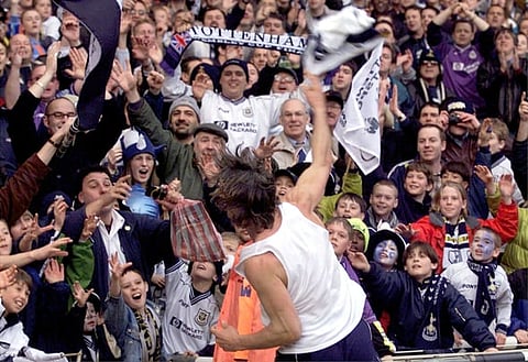 Tottenham Hotspur's French striker David Ginola swings his shirt in celebration in front of the crowd after beating Leicester City in the Worthington Cup Final March 21. Tottenham beat Leicester City 1-0.
RUS/PS/ME