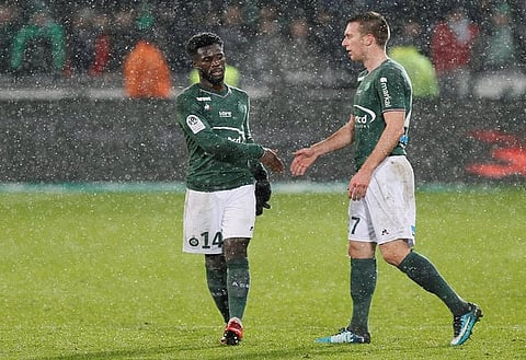 Soccer Football - Ligue 1 - AS Saint-Etienne vs Olympique de Marseille - Stade Geoffroy-Guichard, Saint-Etienne, France - February 9, 2018 St Etienne’s Robert Beric shakes hands with Jonathan Bamba after the match REUTERS/Emmanuel Foudrot