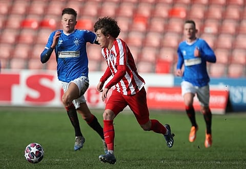 GLASGOW, SCOTLAND - FEBRUARY 12: Rodrigo Riquelme of Athletico Madrid evades Nathan Patterson of Rangers during the UEFA Youth League match between Rangers U19 and Atletico Madrid U19 at Firhill Park on February 12, 2020 in Glasgow, United Kingdom. (Photo by Ian MacNicol/Getty Images)