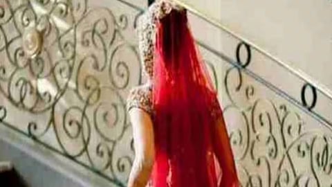 मॅडम! लग्नाला दोन वर्षे उलटूनही नवऱ्याकडून 'ते' प्रेम मिळाले नाही, शारीरिक संबंध न ठेवणाऱ्या पतीविरोधात पत्नीची FIR