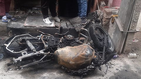 दिल्लीत अंमली पदार्थांच्या आहारी गेलेल्यांनी दुचाकी जाळली