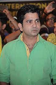 अभिनेता सुशांत शेलारच्या गाडीवर दगडफेक करण्यात आली