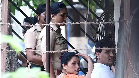 राणा दाम्पत्याच्या खार येथील घरात नियमबाह्य पद्धतीने बांधकाम