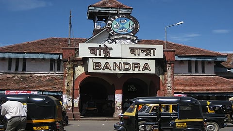 वांद्रे स्थानकाच्या जीर्णोद्धाराच्या कामामुळे प्रवाशांची गैरसोय
