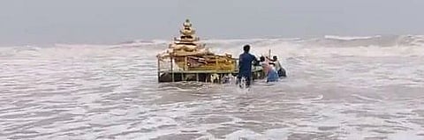 आंध्र प्रदेशातील वादळामुळे समुद्रात एक सोन्याचा रथ वाहून आला