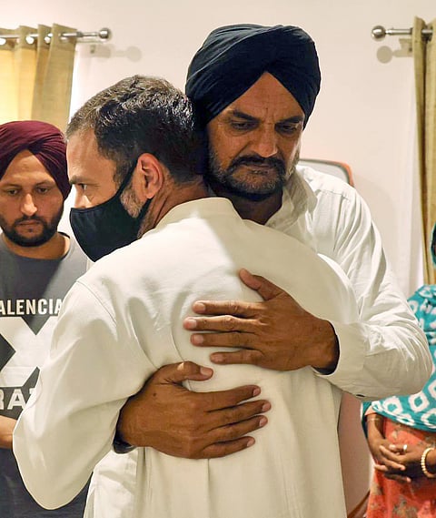 राहुल गांधी आणि सिद्धू मुसावालाचे वडील
