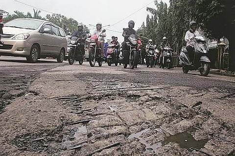 सहा वर्षात खड्डे दुरुस्तीसाठी ३० कोटीहून जास्त खर्च
